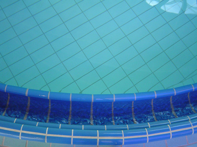 fotografie čistého bazénu