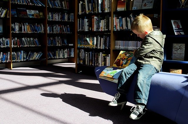 Dítě čte v knihovně