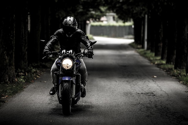 motorkář na svém stroji.jpg