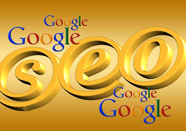 loga Google, na pozadí zlaté nápisy SEO